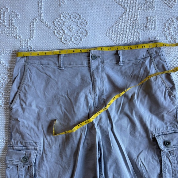 Old Navy men’s size 40 light gray flat front cargo shorts - Picture 2 of 7